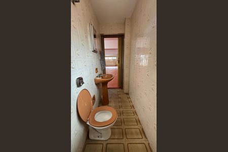 Casa para alugar com 375m², 3 quartos e 8 vagasGaragem - Banheiro