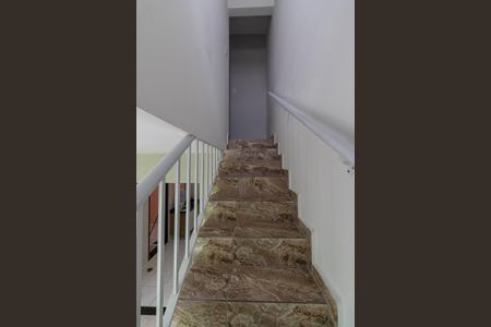 Escada de casa de condomínio para alugar com 2 quartos, 64m² em Parque Boturussu, São Paulo