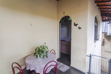 Casa à venda com 200m², 2 quartos e 2 vagas Casa à venda com 200m², 2 quartos e 2 vagasVaranda