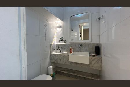 Banheiro Social de casa de condomínio para alugar com 6 quartos, 211m² em Barra da Tijuca, Rio de Janeiro