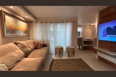 Sala de casa de condomínio para alugar com 6 quartos, 211m² em Barra da Tijuca, Rio de Janeiro