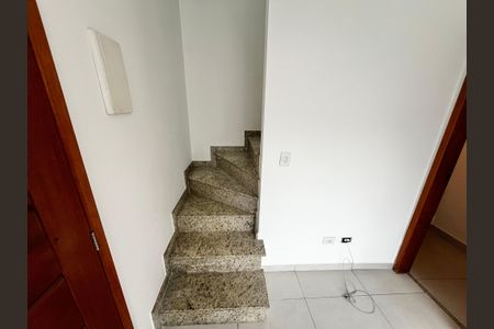 Casa de condomínio à venda com 43m², 2 quartos e 1 vagaEscada