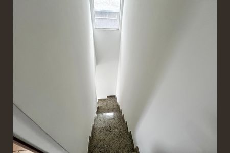 Casa de condomínio à venda com 43m², 2 quartos e 1 vagaEscada