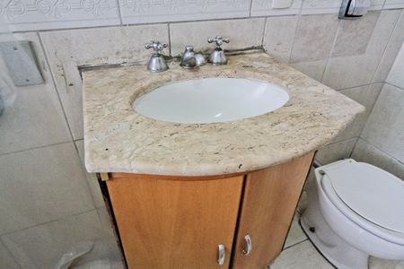 Banheiro de casa para alugar com 1 quarto, 52m² em Vila Bancaria Munhoz, São Paulo