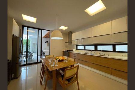 Casa à venda com 5 quartos, 680m² em Barra da Tijuca, Rio de Janeiro