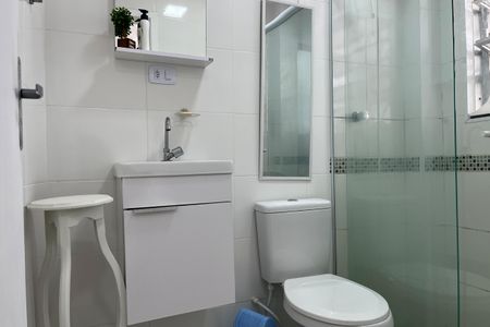Banheiro de kitnet/studio para alugar com 1 quarto, 28m² em Embaré, Santos