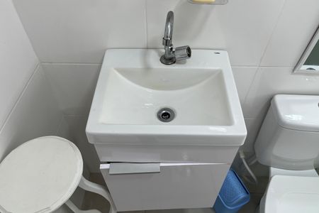 Banheiro de kitnet/studio para alugar com 1 quarto, 28m² em Embaré, Santos