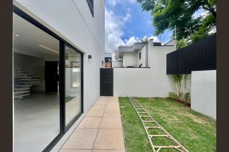 Casa de condomínio à venda com 173m², 3 quartos e 2 vagas Casa de condomínio à venda com 173m², 3 quartos e 2 vagasQuintal