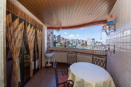 Apartamento à venda com 145m², 4 quartos e 3 vagas Apartamento à venda com 145m², 4 quartos e 3 vagasVARANDA