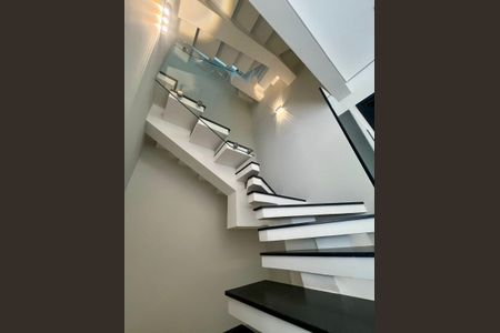 Casa de condomínio à venda com 158m², 4 quartos e 2 vagasEscada