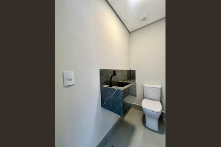 Casa de condomínio à venda com 158m², 4 quartos e 2 vagasLavabo