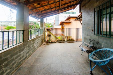 Casa à venda com 220m², 4 quartos e 2 vagasVaranda