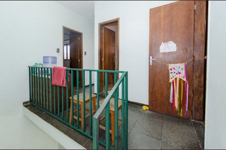 Casa à venda com 220m², 4 quartos e 2 vagasEscada