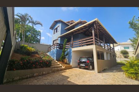 Casa à venda com 250m², 3 quartos e 4 vagasFoto 01