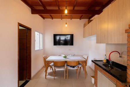 Casa de condomínio à venda com 140m², 3 quartos e 2 vagasChurrasqueira