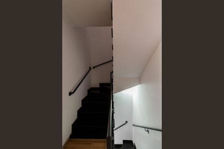 Casa de condomínio à venda com 140m², 3 quartos e 2 vagasEscada