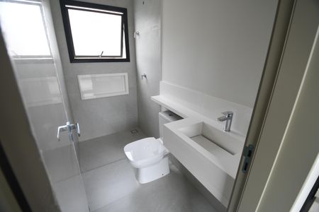 Casa de condomínio à venda com 158m², 3 quartos e 2 vagasBanheiro de serviço