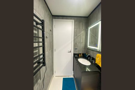 Banheiro de kitnet/studio para alugar com 1 quarto, 30m² em Jardim das Acacias, São Paulo