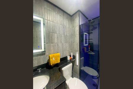 Banheiro de kitnet/studio para alugar com 1 quarto, 30m² em Jardim das Acacias, São Paulo