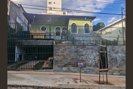 Casa à venda com 420m², 3 quartos e 4 vagas Casa à venda com 420m², 3 quartos e 4 vagasFachada