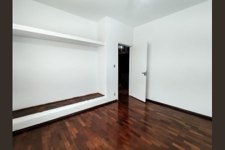 Casa à venda com 420m², 3 quartos e 4 vagas Casa à venda com 420m², 3 quartos e 4 vagasQuarto 2