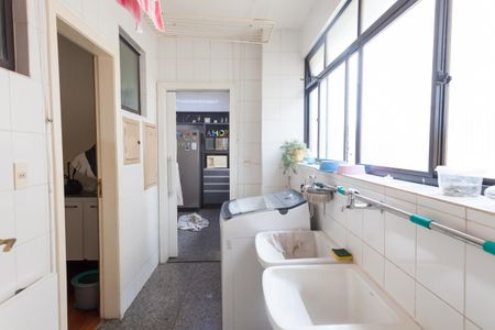 Apartamento à venda com 318m², 5 quartos e 3 vagas Apartamento à venda com 318m², 5 quartos e 3 vagasÁrea de Serviço