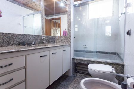 Apartamento à venda com 318m², 5 quartos e 3 vagas Apartamento à venda com 318m², 5 quartos e 3 vagasBanheiro suite