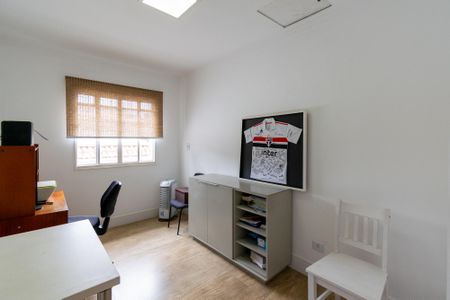 Casa à venda com 300m², 4 quartos e 4 vagasEscritório 