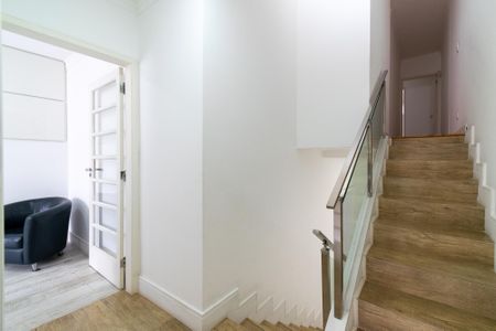 Casa à venda com 300m², 4 quartos e 4 vagasEscada