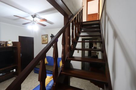 Casa à venda com 240m², 3 quartos e 2 vagasEscada de madeira