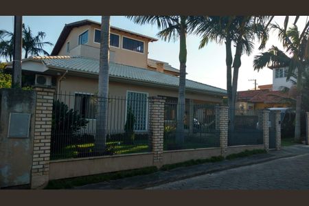 Casa para alugar com 497m², 6 quartos e 2 vagasFachada