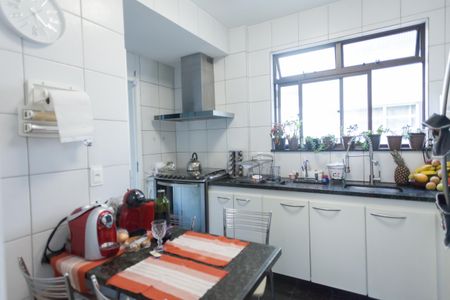 Apartamento à venda com 195m², 4 quartos e 3 vagasBanheiro suite 2