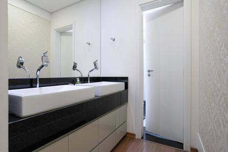 Apartamento à venda com 158m², 4 quartos e 3 vagas Apartamento à venda com 158m², 4 quartos e 3 vagasBanheiro da suíte