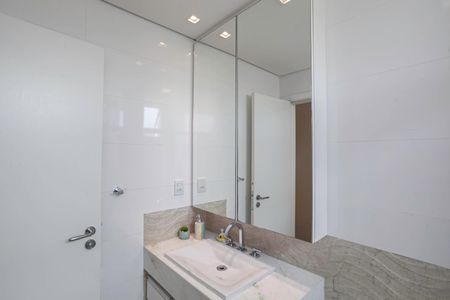 Apartamento à venda com 158m², 4 quartos e 3 vagas Apartamento à venda com 158m², 4 quartos e 3 vagasBanheiro da suíte 1