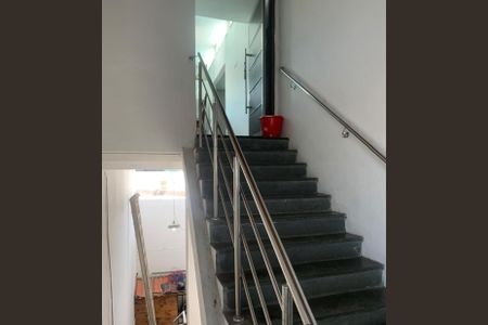 Corredor de casa para alugar com 2 quartos, 160m² em Santa Terezinha, Belo Horizonte