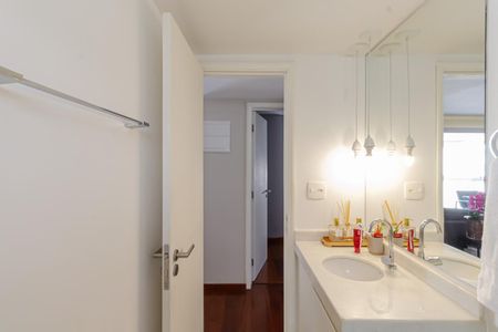 Banheiro de apartamento à venda com 2 quartos, 95m² em Vila Nova Conceição, São Paulo