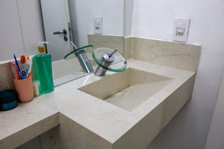 Apartamento à venda com 84m², 2 quartos e 2 vagas Apartamento à venda com 84m², 2 quartos e 2 vagasBanheiro da Suíte 1