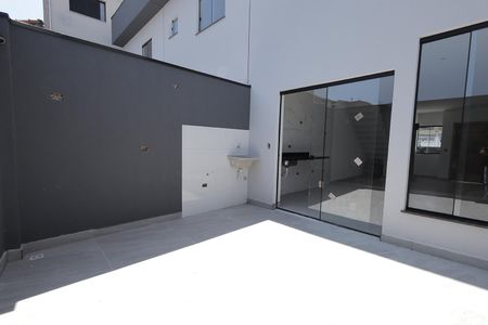 Casa à venda com 70m², 2 quartos e 2 vagasÁrea de Serviço / Quintal