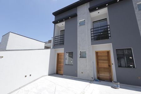 Casa à venda com 70m², 2 quartos e 2 vagasFachada