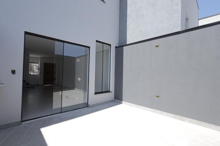 Casa à venda com 70m², 2 quartos e 2 vagasÁrea de Serviço / Quintal