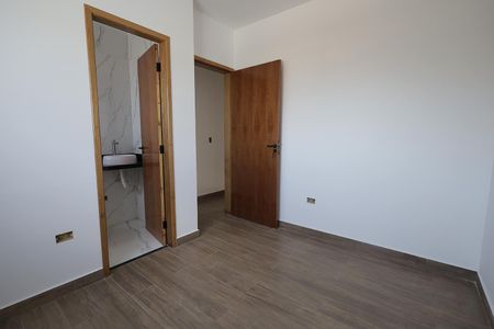 Casa à venda com 70m², 2 quartos e 2 vagasQuarto Suíte 1