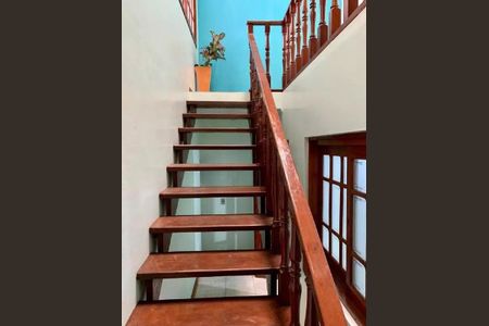 escada  de casa para alugar com 3 quartos, 192m² em Vl Sto Agostinho, Porto Alegre