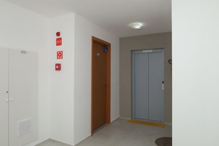 Apartamento para alugar com 45m², 2 quartos e 1 vagaÁrea comum - Saguão do andar