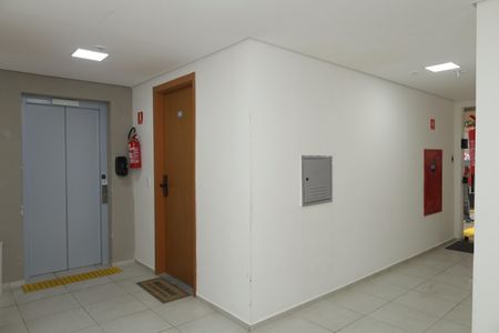 Apartamento para alugar com 45m², 2 quartos e 1 vagaÁrea comum - Saguão do andar