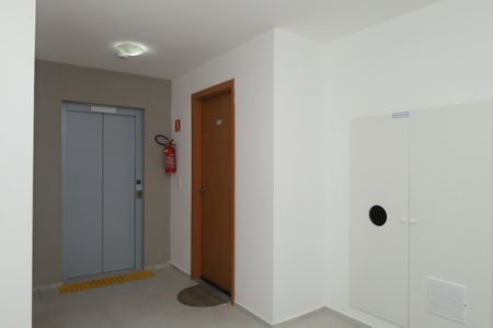 Apartamento para alugar com 45m², 2 quartos e 1 vagaÁrea comum - Saguão do andar
