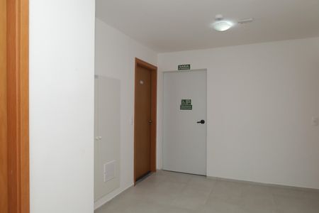 Apartamento para alugar com 45m², 2 quartos e 1 vagaÁrea comum - Saguão do andar