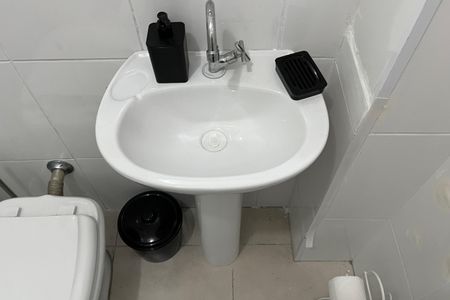 Banheiro de kitnet/studio para alugar com 1 quarto, 24m² em Ponta da Praia, Santos