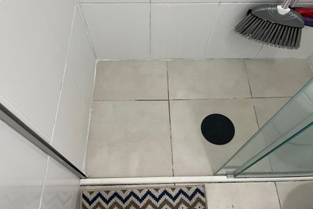 Banheiro de kitnet/studio para alugar com 1 quarto, 24m² em Ponta da Praia, Santos