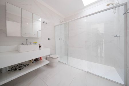 Casa à venda com 261m², 4 quartos e 4 vagasBanheiro 2