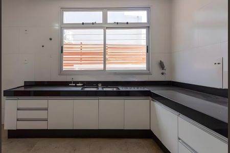 Casa para alugar com 306m², 3 quartos e 5 vagas Casa para alugar com 306m², 3 quartos e 5 vagasCozinha